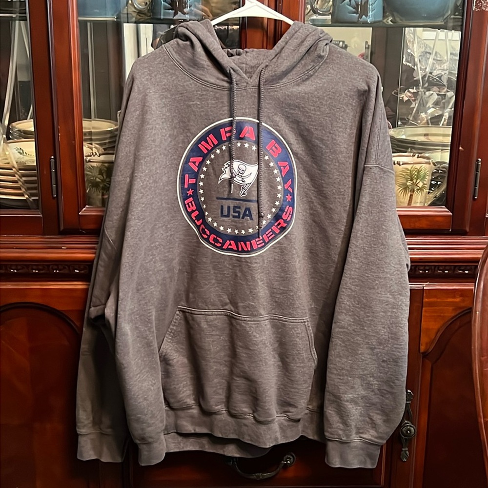 Men’s size 2 XL Tampa Bay Buccaneers hoodie